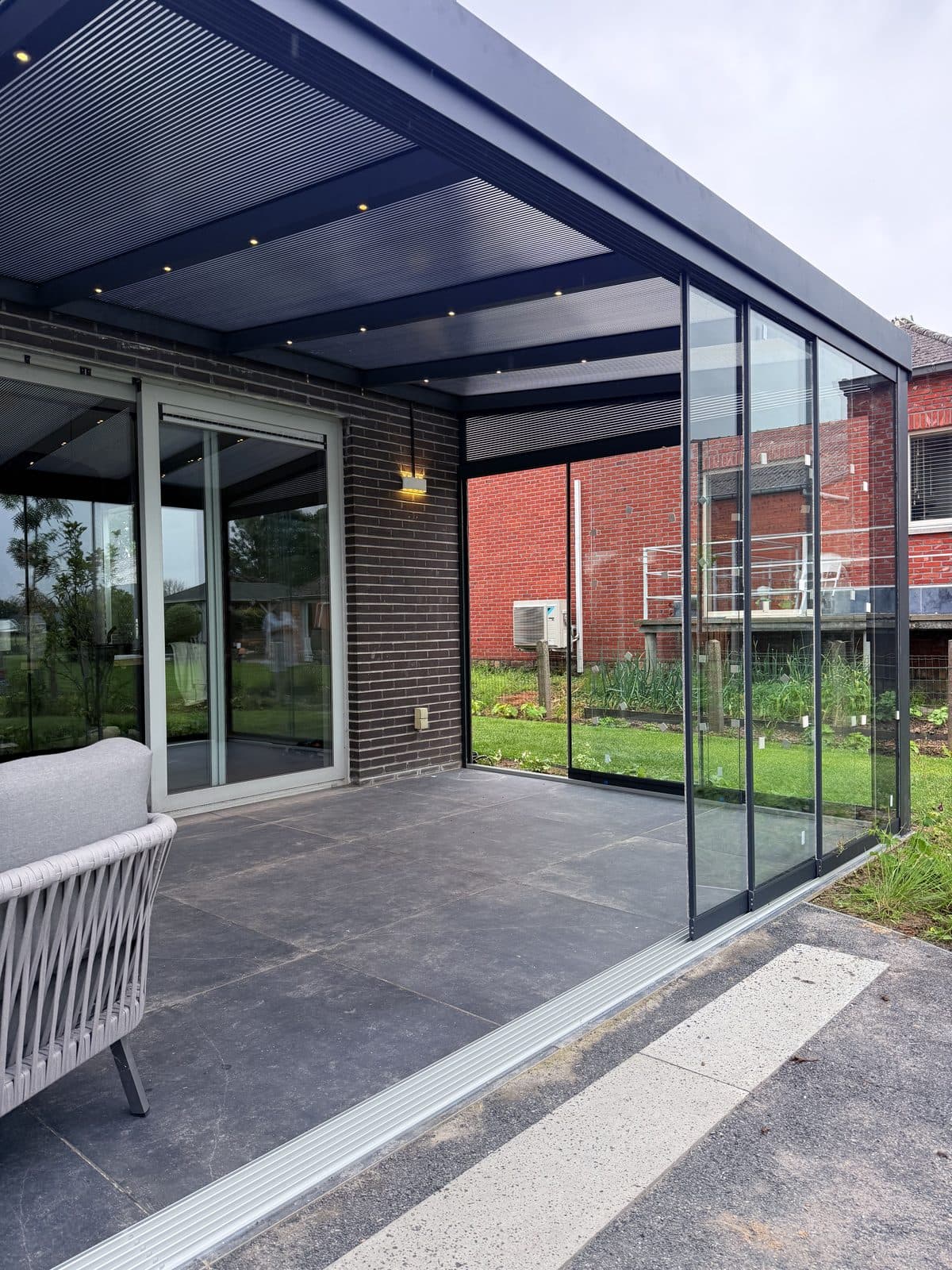 Onderaanzicht van het glasdak met inbouwspots in de liggers