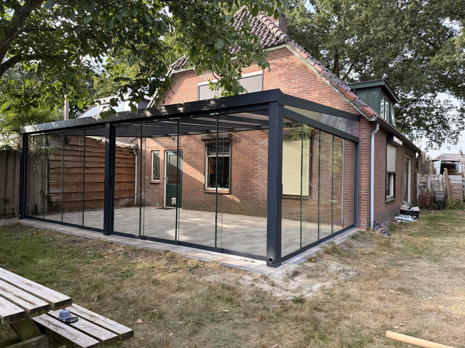 Hoekaanzicht van de dichtgezette overkapping