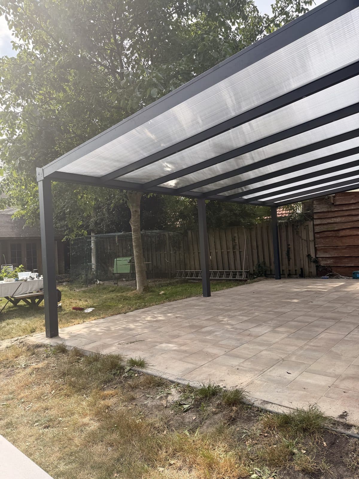 Onderaanzicht van het polycarbonaat dak met de liggers