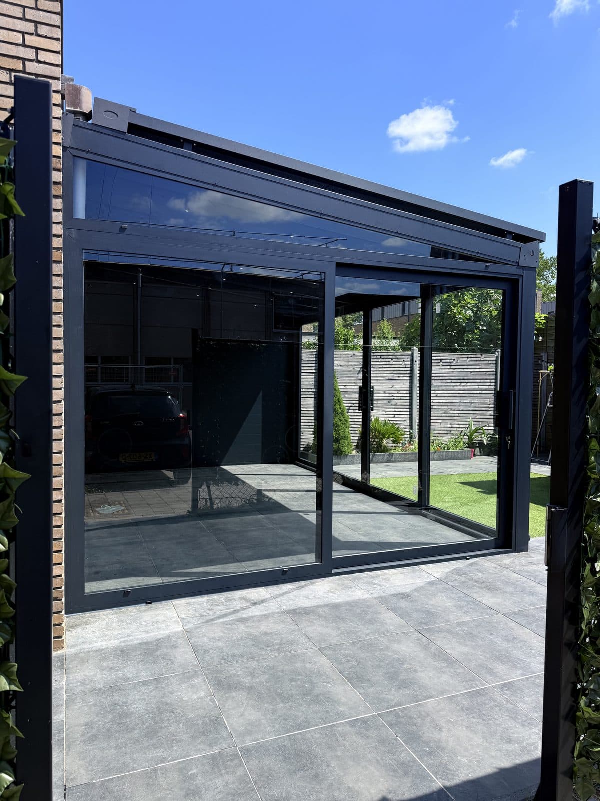 De overkapping vanaf het terras, met de schuifwand half open