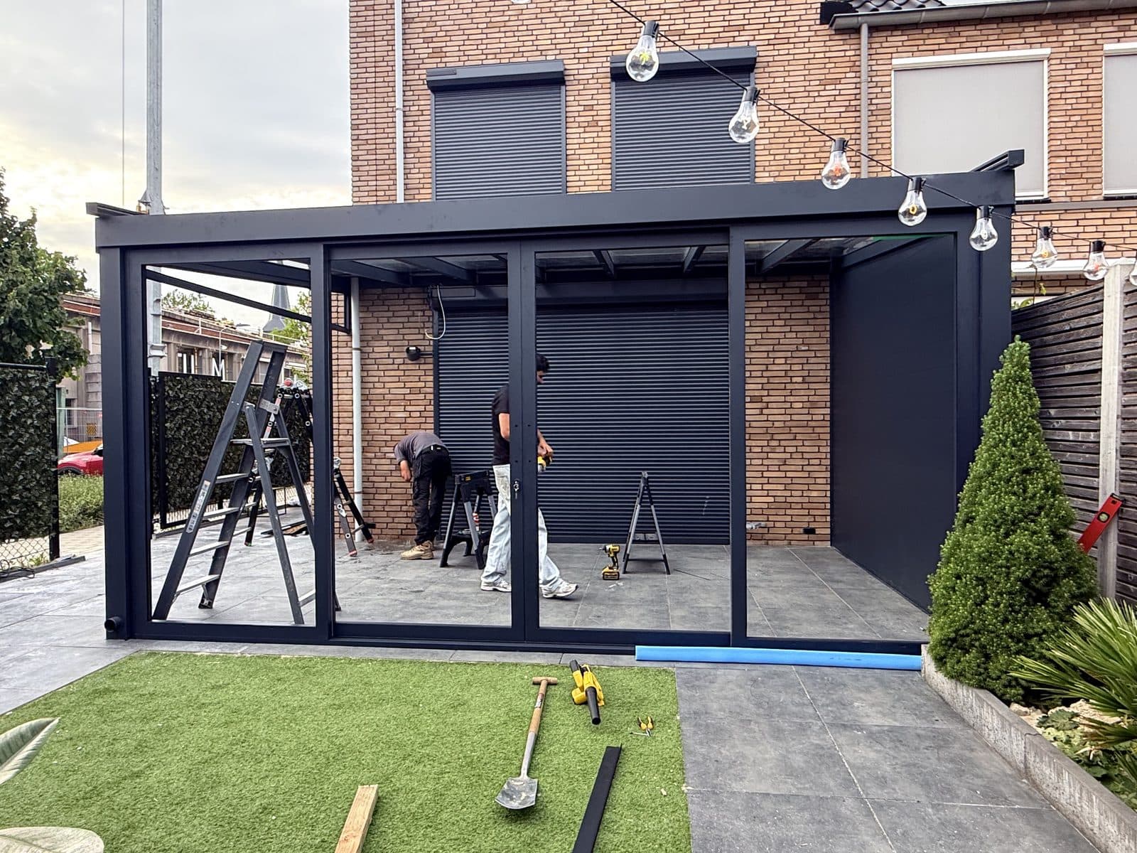 Montage van de overkapping door het eigen team