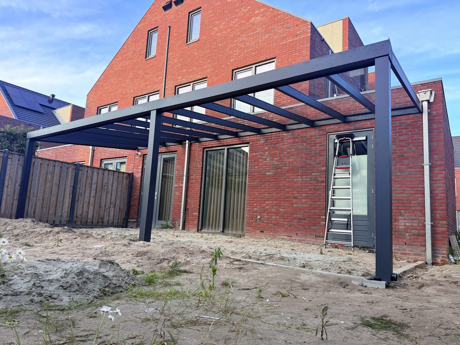 Het frame van de overkapping, voor het plaatsen van de glaswanden