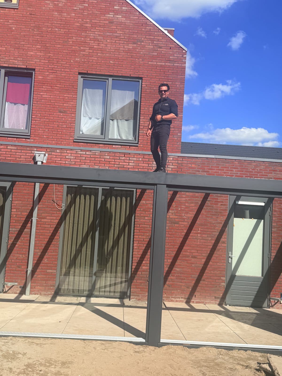 Monteur van Alupine op de ligger tijdens de montage
