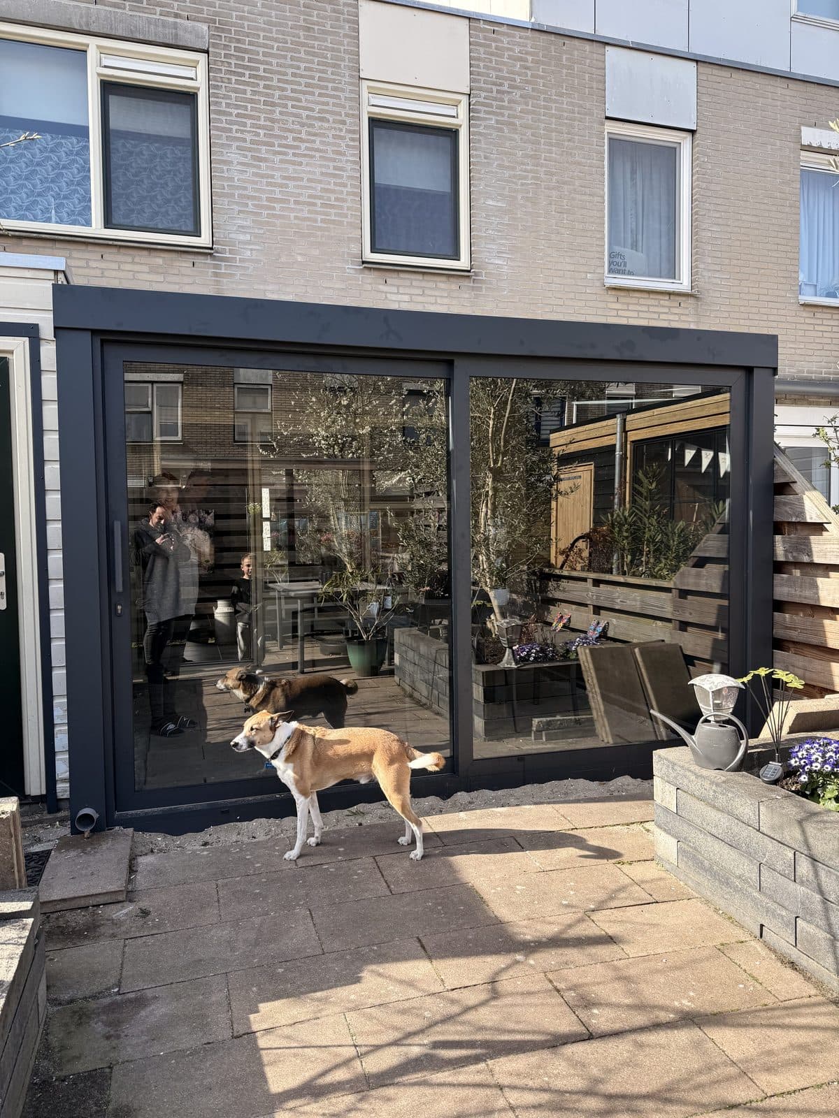 Glazen schuifwand aan een tussenwoning, gezien vanaf het terras