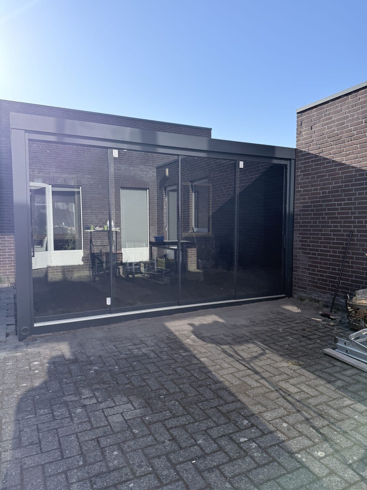 Zijaanzicht van de overkapping met de schuifwand dicht