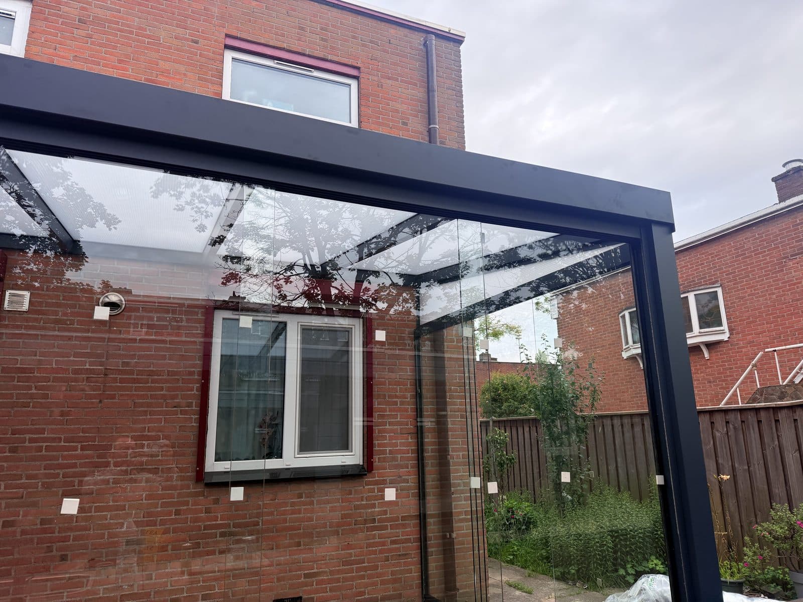 Glasdak met glazen schuifwand aan een jaren-30 woning