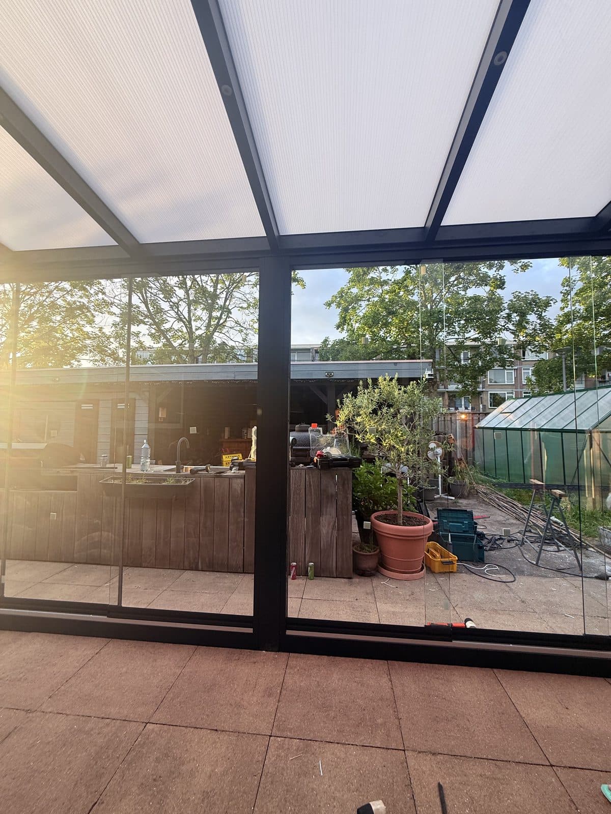 Zicht op de tuin vanonder de overkapping