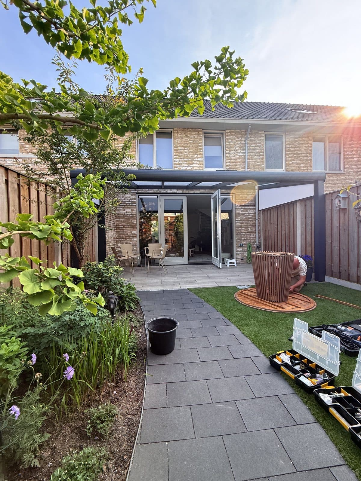 Overkapping bij een nieuwbouwwoning, gezien vanaf de tuin