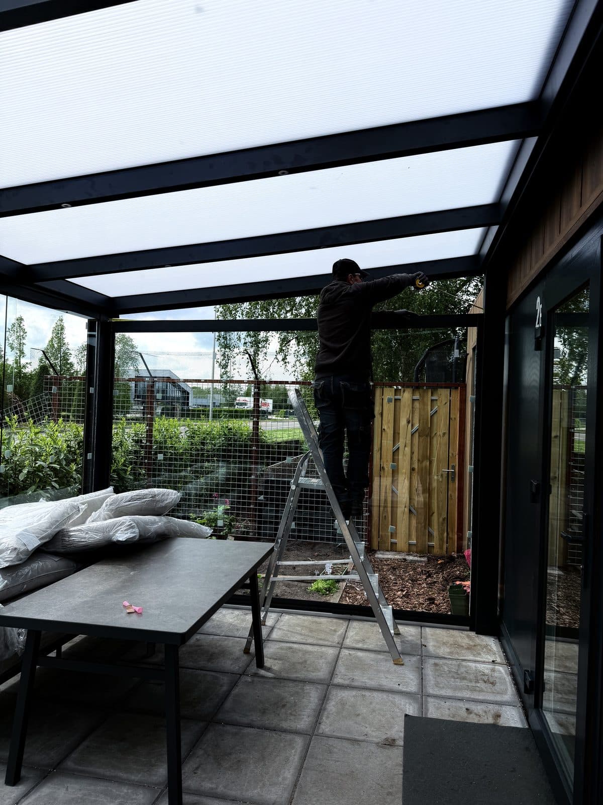 Montage van een overkapping met polycarbonaat dak