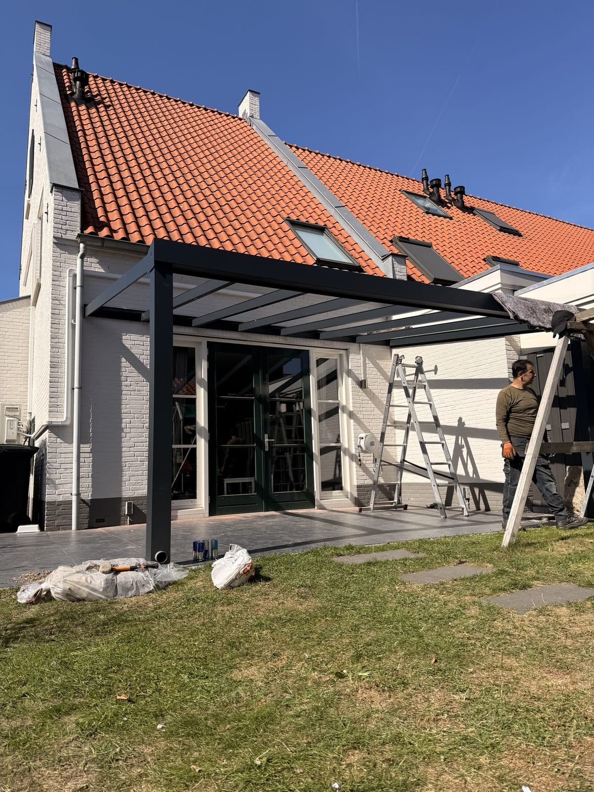 De overkapping over de volle breedte van het terras