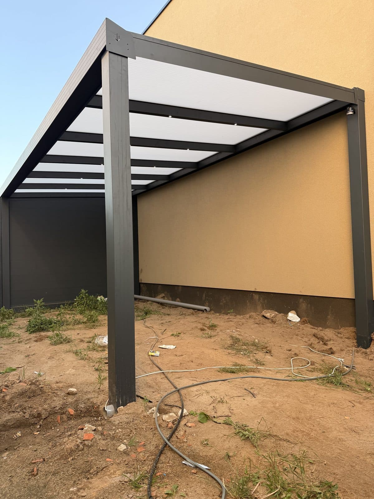 Carport tegen de zijgevel van een woning