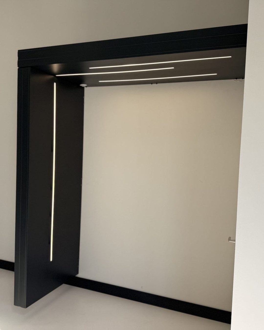 Deurluifel Skyline met zijpaneel in de showroom