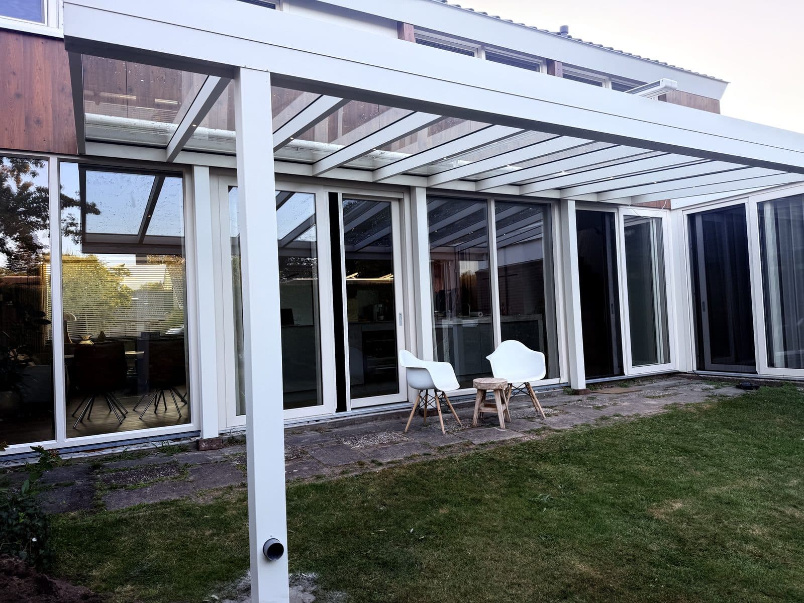 Witte staander en glazen dak boven het terras